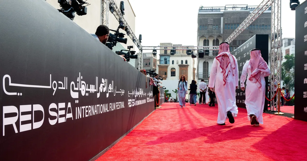 مهرجان البحر الأحمر السينمائي 2026: منصة عالمية لصناعة السينما في المملكة وتأثيرها على السياحة الثقافية