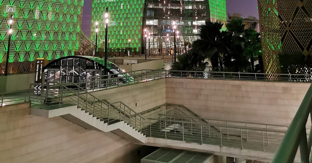 استراتيجيات المدن الذكية السعودية: كيف تعيد نيوم والقدية تعريف التخطيط الحضري باستخدام الذكاء الاصطناعي وإنترنت الأشياء