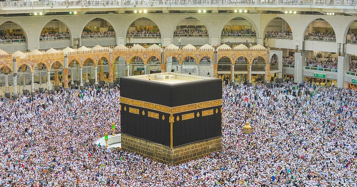 الذكاء الاصطناعي في تحسين تجربة الحج والعمرة: تحليل أنظمة إدارة الحشود والخدمات الذكية للحجاج في 2026