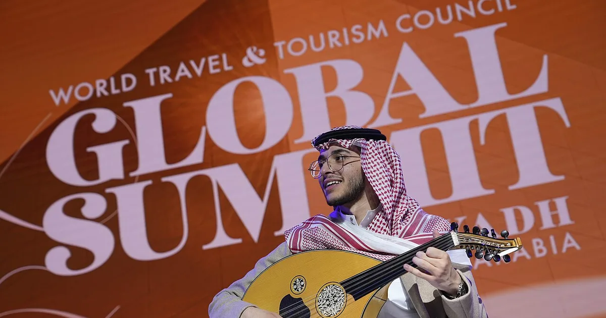 الموسيقى الإلكترونية تغزو السعودية: كيف أصبحت المملكة وجهة عالمية للـDJs في 2026؟ - صقر الجزيرة