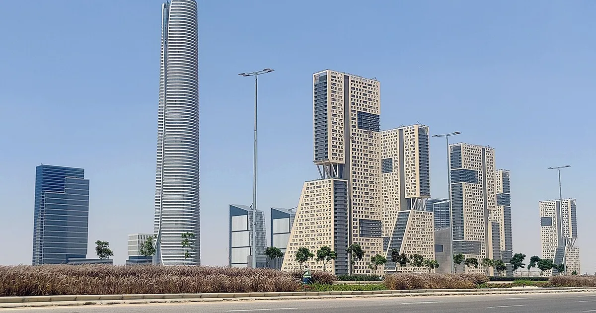 السعودية تطلق أول مزرعة روبوتية بالكامل للزراعة العمودية في الصحراء باستخدام الذكاء الاصطناعي والطاقة الشمسية لتعزيز الأمن الغذائي — دليل شامل 2026