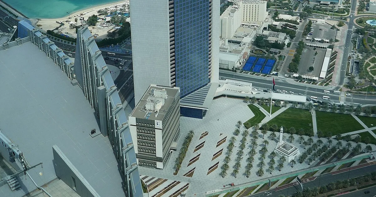 السعودية تطلق أول محطة طاقة شمسية عائمة في الخليج العربي لتعزيز الطاقة المتجددة والحفاظ على المياه