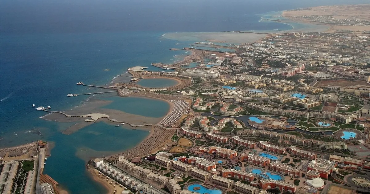 ما هي مميزات منتجع البحر الأحمر الجديد؟