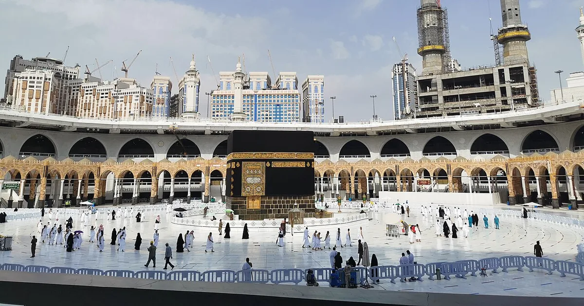 كيف يؤثر تدفق الحجاج على الحياة الاجتماعية في المدن السعودية؟