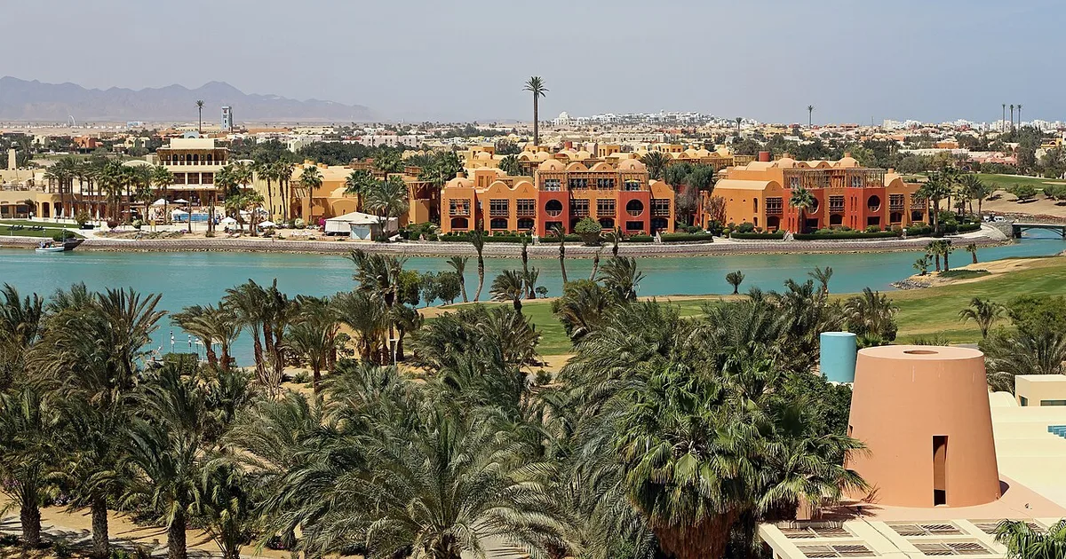 ما هو أول منتجع ترفيهي تحت الماء في البحر الأحمر؟