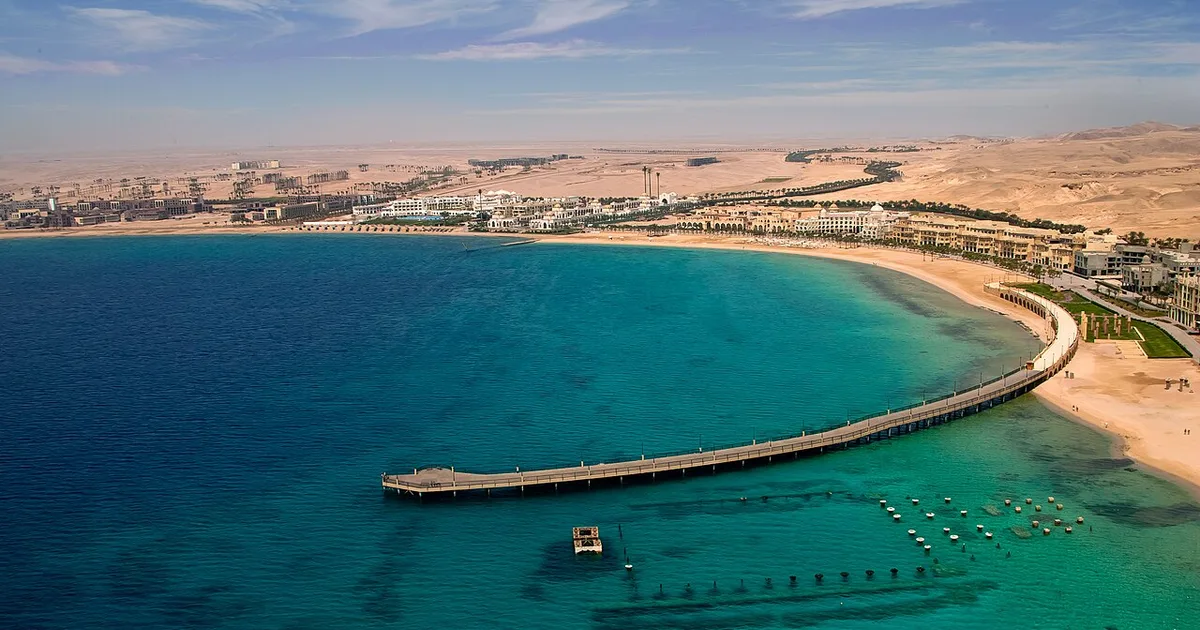 ما هو أول منتجع ترفيهي عائلي ضخم في البحر الأحمر؟